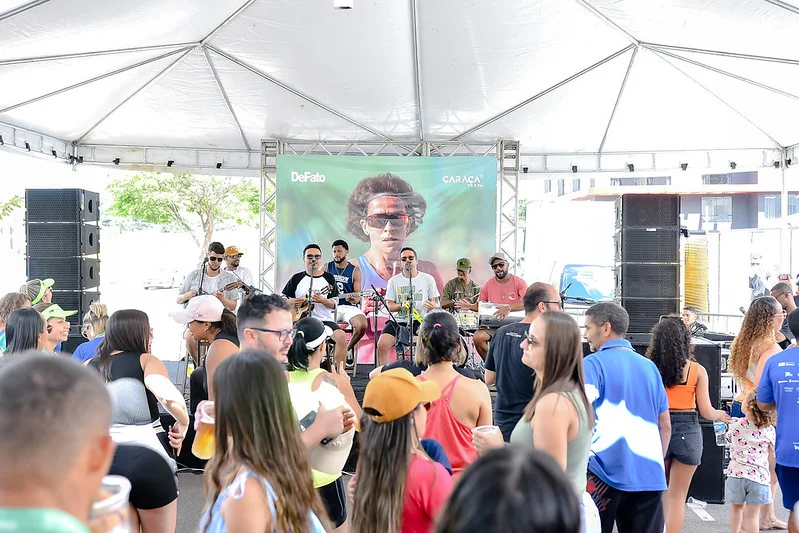 Grupo “Cê Acredita?” colocou centenas de pessoas para cantar e dançar no encerramento da Corrida DeFato Saúde