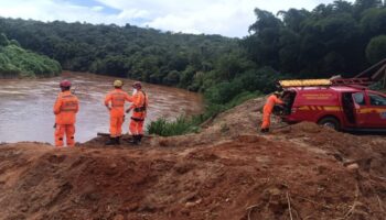 Bombeiros acham corpo que pode ser de jovem levado por enxurrada em Sabará