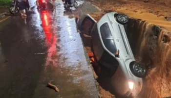 Carro cai em cratera durante chuva no domingo de Páscoa em Juiz de Fora