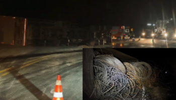 Carreta carregada de arame tomba e provoca congestionamento, em São Gonçalo do Rio Abaixo