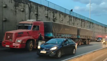 Motorista morre atropelado após parar carreta com defeito na BR-365