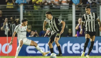 Em jogo pouco inspirado, Atlético perde para o Santos de Neymar na Vila