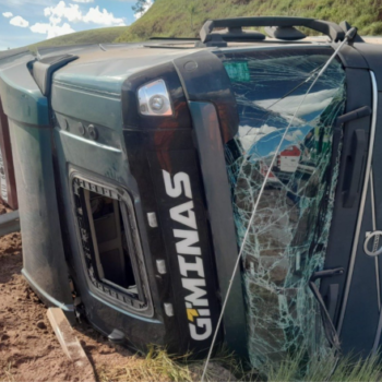 Carreta carregada com café tomba na BR-116 na Zona da Mata
