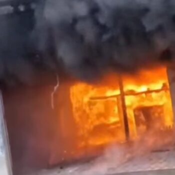 Incêndio atinge hotel, se espalha rapidamente e mobiliza equipes em João Monlevade