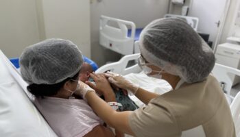 Amamentação: HNSD destaca benefícios para mãe e bebê