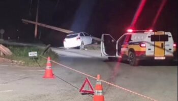 Homem fica ferido após capotamento na MG-129, no trevo do Itabiruçu