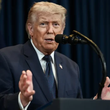 Piloto de caça abatido pelo Irã está ‘gravemente ferido’, diz Trump