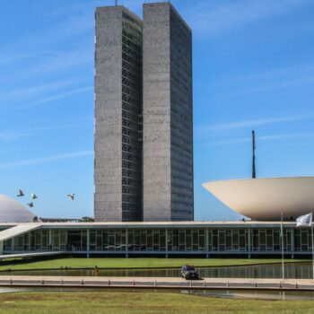 Comissão da Câmara aprova piso salarial de R$ 5,5 mil para assistentes sociais