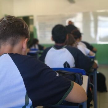 Estudantes da rede pública poderão trabalhar com carteira assinada em Minas; veja como se inscrever