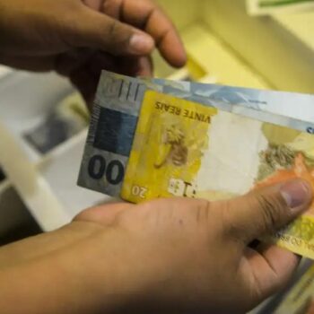 Governo propõe salário mínimo de R$ 1.717 em 2027