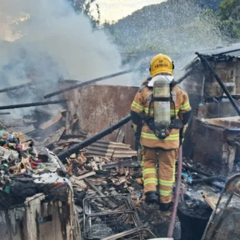  Fogão a lenha provoca incêndio e destrói casa em Minas Gerais
