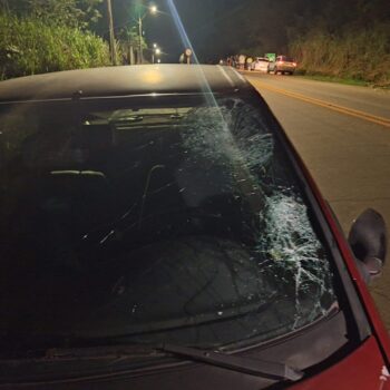 Duas pessoas ficam feridas após acidente envolvendo dois carros e uma moto na AMG-1210, em Itabira