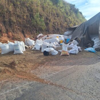 Acidente com carreta interdita rodovia entre Itabira e Nova Era