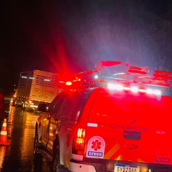Acidente entre carreta e Saveiro mobiliza equipes de resgate na BR-381