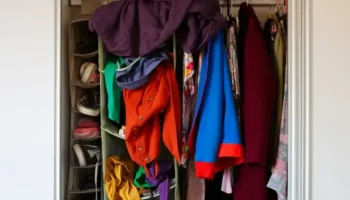 O que a psicologia diz sobre quem vive com o guarda-roupa bagunçado