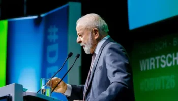 Lula diz que está tirando dinheiro da Petrobras e do governo para evitar aumento do combustível