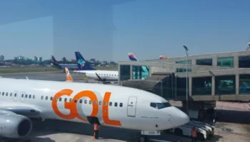 Avião da Azul, com destino a Confins, fica a metros de Boeing da Gol em Congonhas