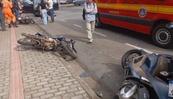 Idoso passa mal ao volante, atinge motos e atropela pedestre em Itabira