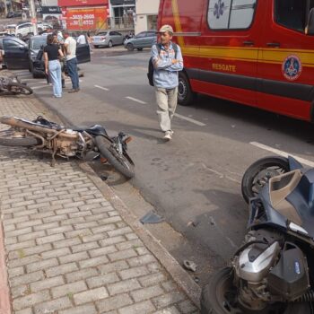 Idoso passa mal ao volante, atinge motos e atropela pedestre em Itabira