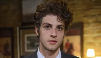 Chay Suede reage após Luciano Huck resgatar fase antiga da carreira no “Domingão”