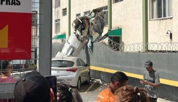 Avião de pequeno porte cai após decolagem e provoca mortes em BH
