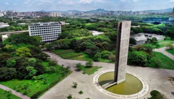 Estudantes da USP são retirados de reitoria pela PM