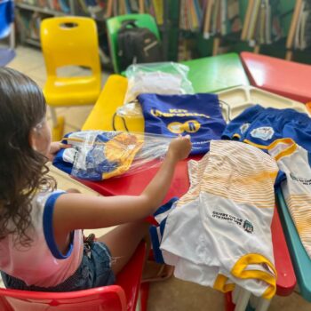 Alunos da rede municipal de educação recebem kits de uniformes , em São Gonçalo do Rio Abaixo