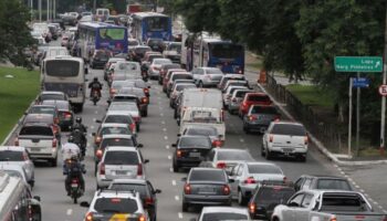 Por que sair no horário tradicional piora trânsito nas rodovias em feriados