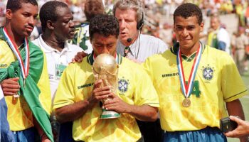 Romário resistiu, mas acabou aceitando participar de documentário sobre o tetra