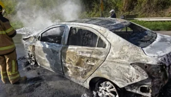 Carro pega fogo após batida e motorista fica ferido em Ribeirão das Neves