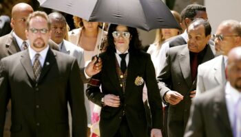 Fotos históricas de julgamento de Michael Jackson voltam aos holofotes em novo documentário