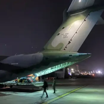 Avião da FAB pousa na Venezuela com ajuda humanitária brasileira 