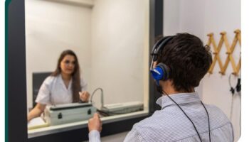 Mais de 1 bilhão de jovens podem desenvolver perda auditiva permanente, aponta OMS