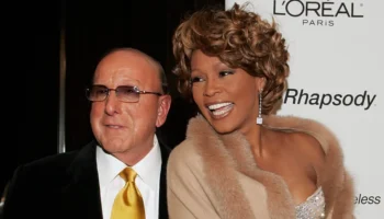 Morre Clive Davis, magnata da música e criador de estrelas como Whitney Houston, aos 94 anos