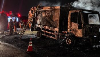 Caminhão de coleta de lixo pega fogo e fica destruído no Norte de Minas