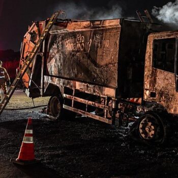 Caminhão de coleta de lixo pega fogo e fica destruído no Norte de Minas