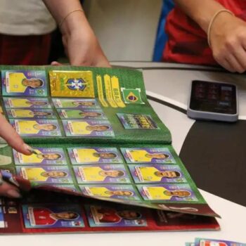 Troca de figurinhas é alternativa para alto custo do álbum da Copa