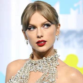Taylor Swift surpreende fãs ao anunciar música inédita para “Toy Story 5”