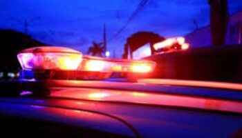 Mulher esfaqueia companheiro, chama a PM e o deixa para morrer na Grande BH