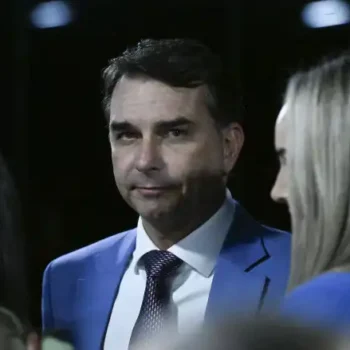 Polícia do Senado reforça segurança de Flávio Bolsonaro após aumento de ameaças, diz equipe