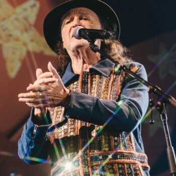 “Melhor estar no palco que assoprar vela em bolo”, diz Alceu Valença sobre turnê que celebra 80 anos