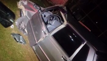 Carro sai da pista e cai em campo de futebol; mãe e filho ficam feridos em São Domingos do Prata