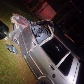 Carro sai da pista e cai em campo de futebol; mãe e filho ficam feridos em São Domingos do Prata