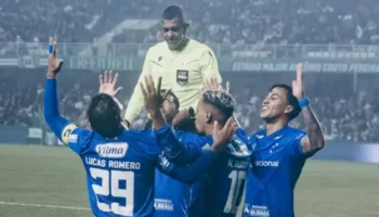 Matheus Pereira decide, Cruzeiro vence o Coritiba e ganha posições no Brasileirão