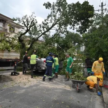 Vendaval deixa rastro de destruição e previsão indica mais chuva no RJ e em SP