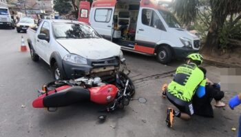 Motociclista sofre fratura exposta em acidente com Fiat Strada no bairro João XXIII, em Itabira