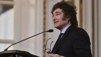 Milei assina decreto para barrar entrada e expulsar estrangeiros por ataques à Argentina