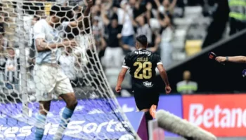 Atlético goleia o Grêmio, chega a quatro jogos invicto e ganha força no Brasileirão