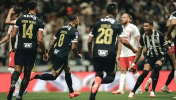 Atlético busca empate no fim contra o Bragantino e avança às quartas da Sul-Americana