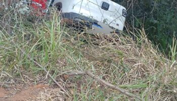 Fiat Toro sai da pista e deixa casal de idosos ferido na MG-462, em Itabira